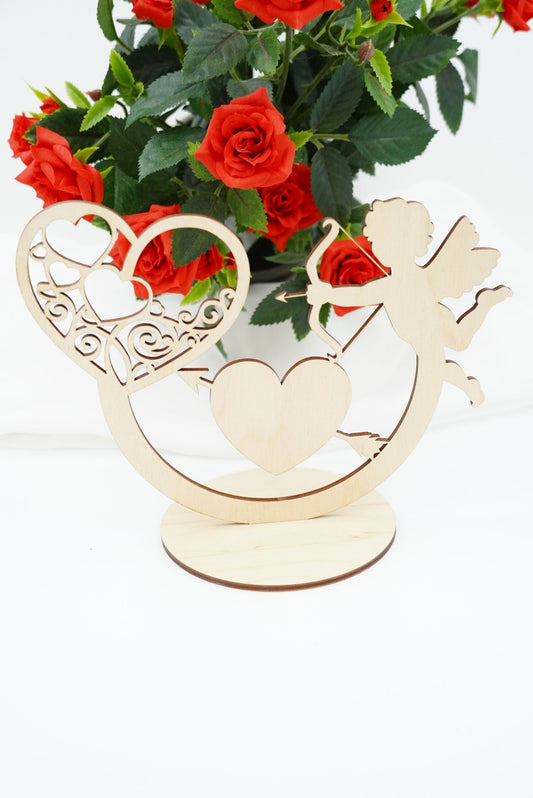 Personalisierbarer Hochzeit-Aufsteller aus Sperrholz mit Halbbogen, Herzen und Amor