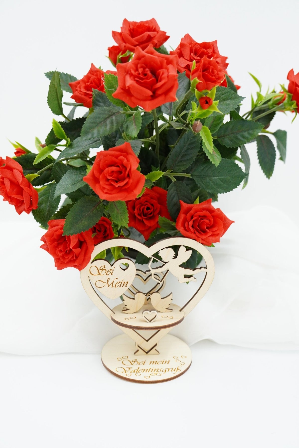 Personalisierbarer Hochzeit-Aufsteller in Herzform mit Amor aus Holz von RJC-Circle in Hausen, Niederbayern