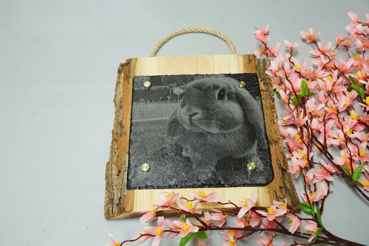 Personalisierte Fotogravur auf Schiefer mit Eichenholzschwarte und senkrechter Rinde, hochformatiges Wandbild von RJC-Circle aus Niederbayern 20x20