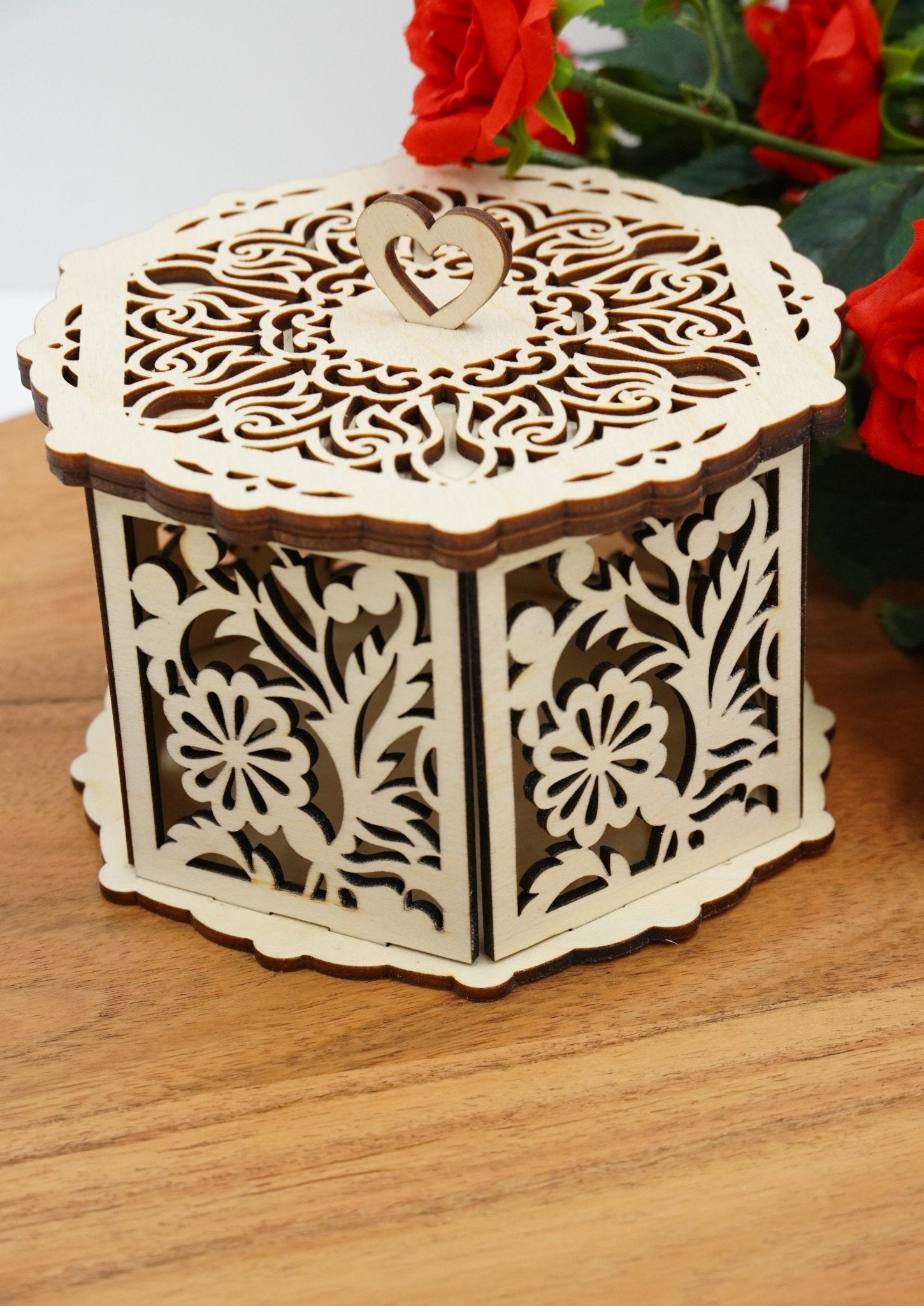 Geschenkbox sechseck Blumendesign aus Holz, Lasergravur, gefertigt in Niederbayern