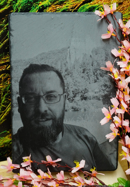 Individuelle Fotogravur auf Schieferplatte ca. 20*20 cm + 2 x 20*30 cm mit rustikaler Holzschwarte hochkant – Dein Foto als Kunstwerk - RJC - Circle