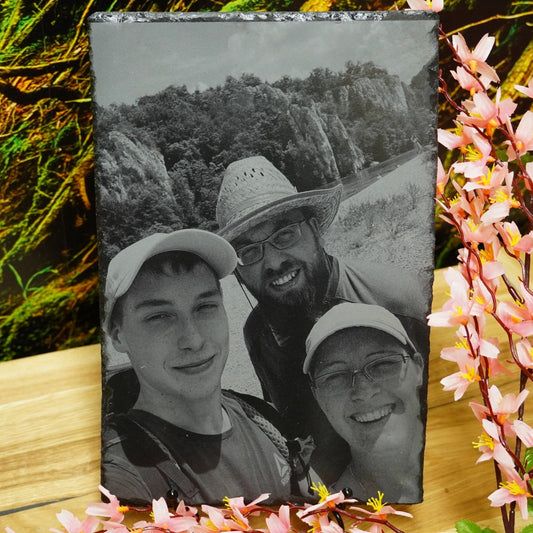 Individuelle Fotogravur auf Schieferplatte ca. 20*20 cm + 2 x 20*30 cm mit rustikaler Holzschwarte hochkant – Dein Foto als Kunstwerk - RJC - Circle