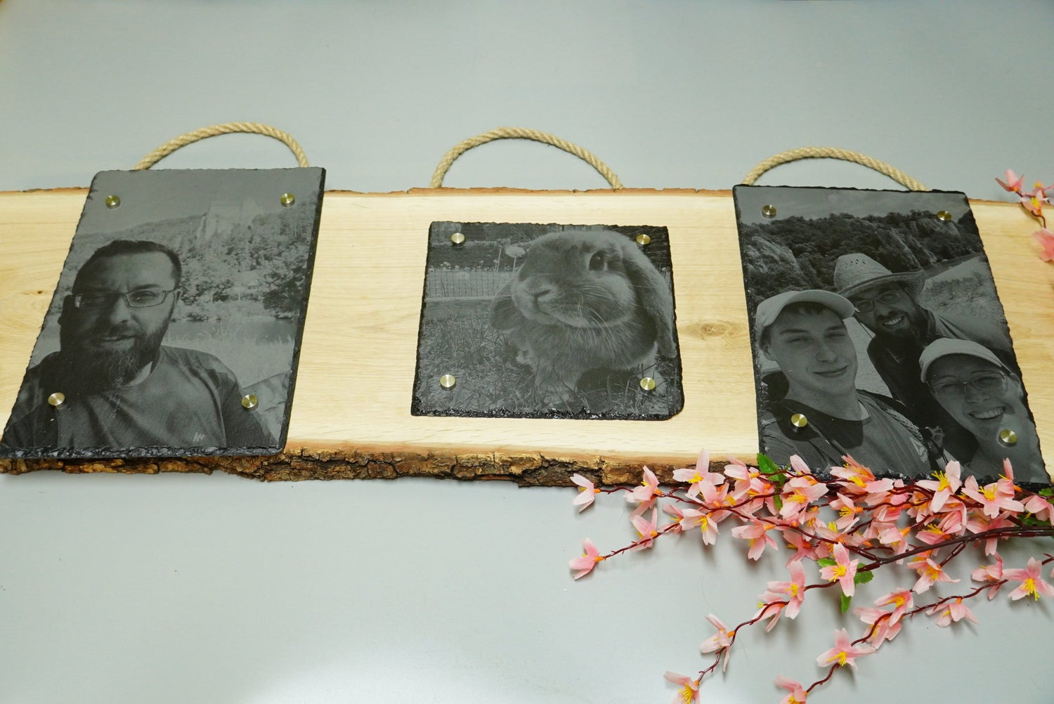 Individuelle Fotogravur auf Schieferplatte ca. 20*20 cm + 2 x 20*30 cm mit rustikaler Holzschwarte längs – Dein Foto als Kunstwerk - RJC - Circle