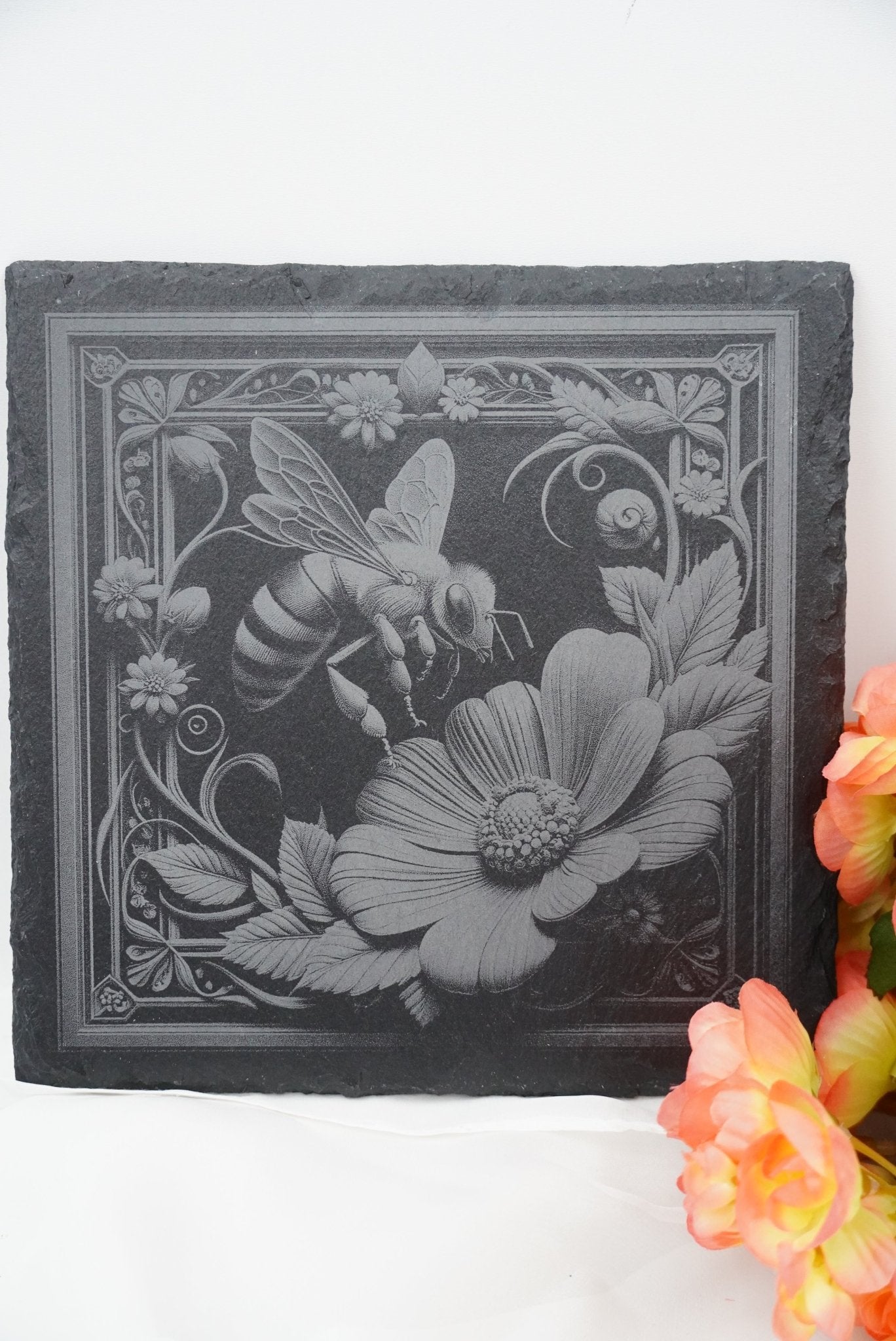 Schieferplatte mit Lasergravur „Honigbiene mit Blume“, personalisierbar, handgefertigt in Niederbayern