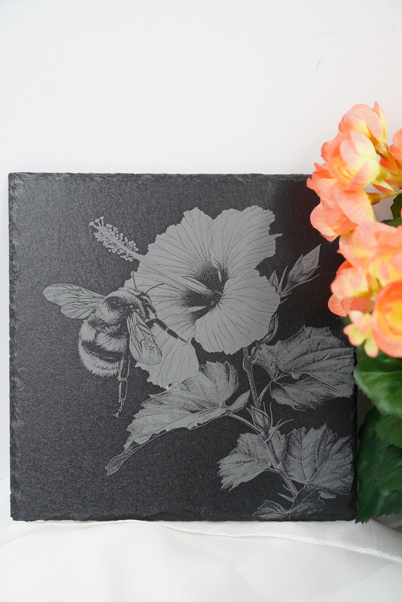 Schieferplatte „Hummel auf Blume“ mit Lasergravur, personalisierbar, lokal gefertigt in Niederbayern