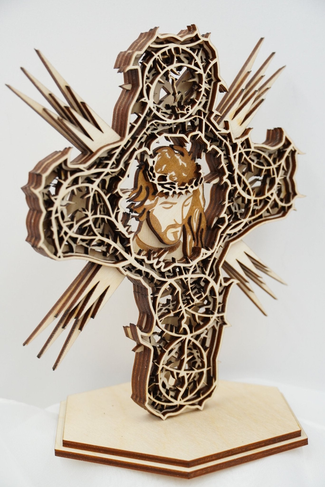 Holzaufsteller Kreuz Jesus mit Dornenoptik, personalisierbar, handgefertigt in Niederbayern