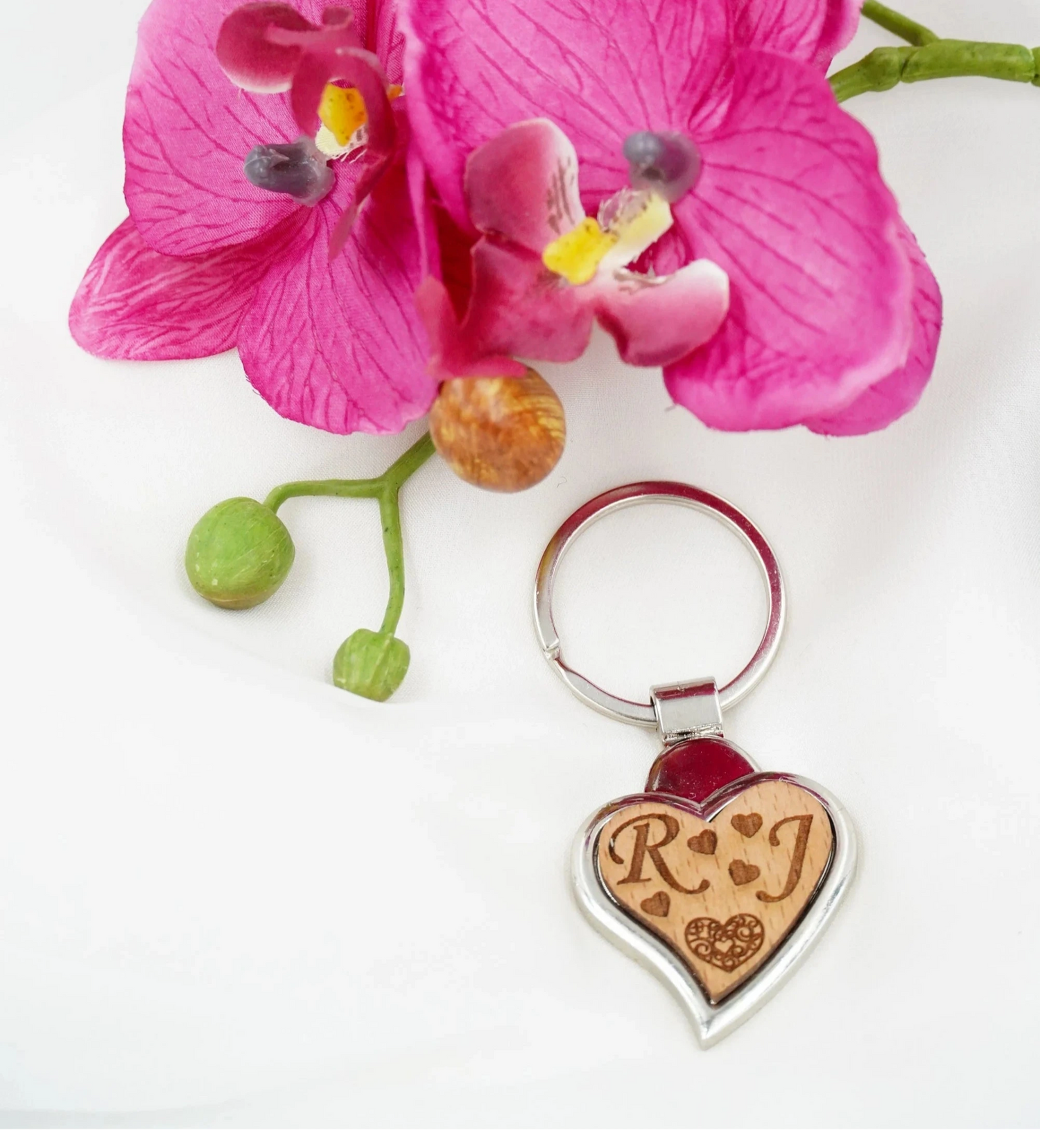 Herzförmiger Schlüsselanhänger aus Holz und Metall, gravierbar, personalisiert, Hochzeitsgeschenk, Valentinsgeschenk, Made in Niederbayern