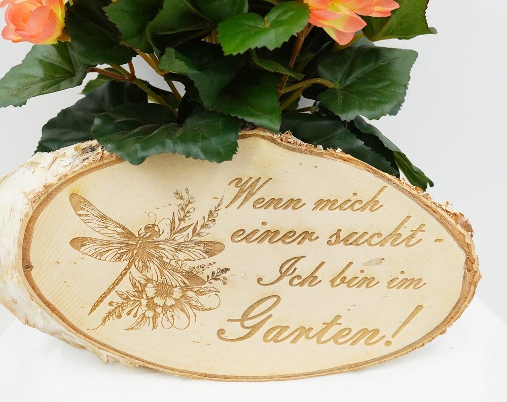 Gartenschild aus einer Birkenscheibe mit Lasergravur „Wenn mich einer sucht, ich bin im Garten“