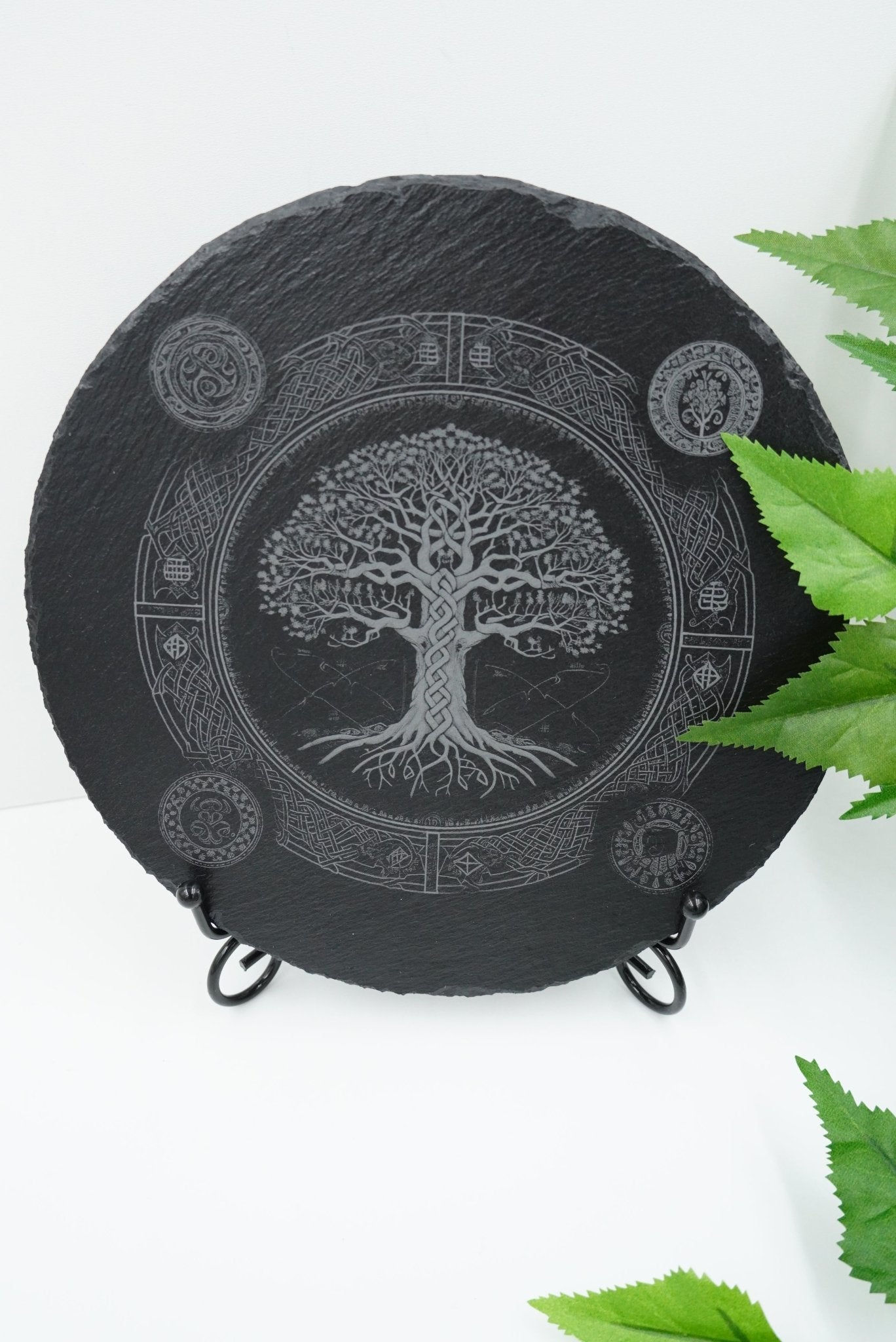Schiefer-Untersetzer mit Yggdrasil-Motiv und Gravur, handgefertigt in Niederbayern