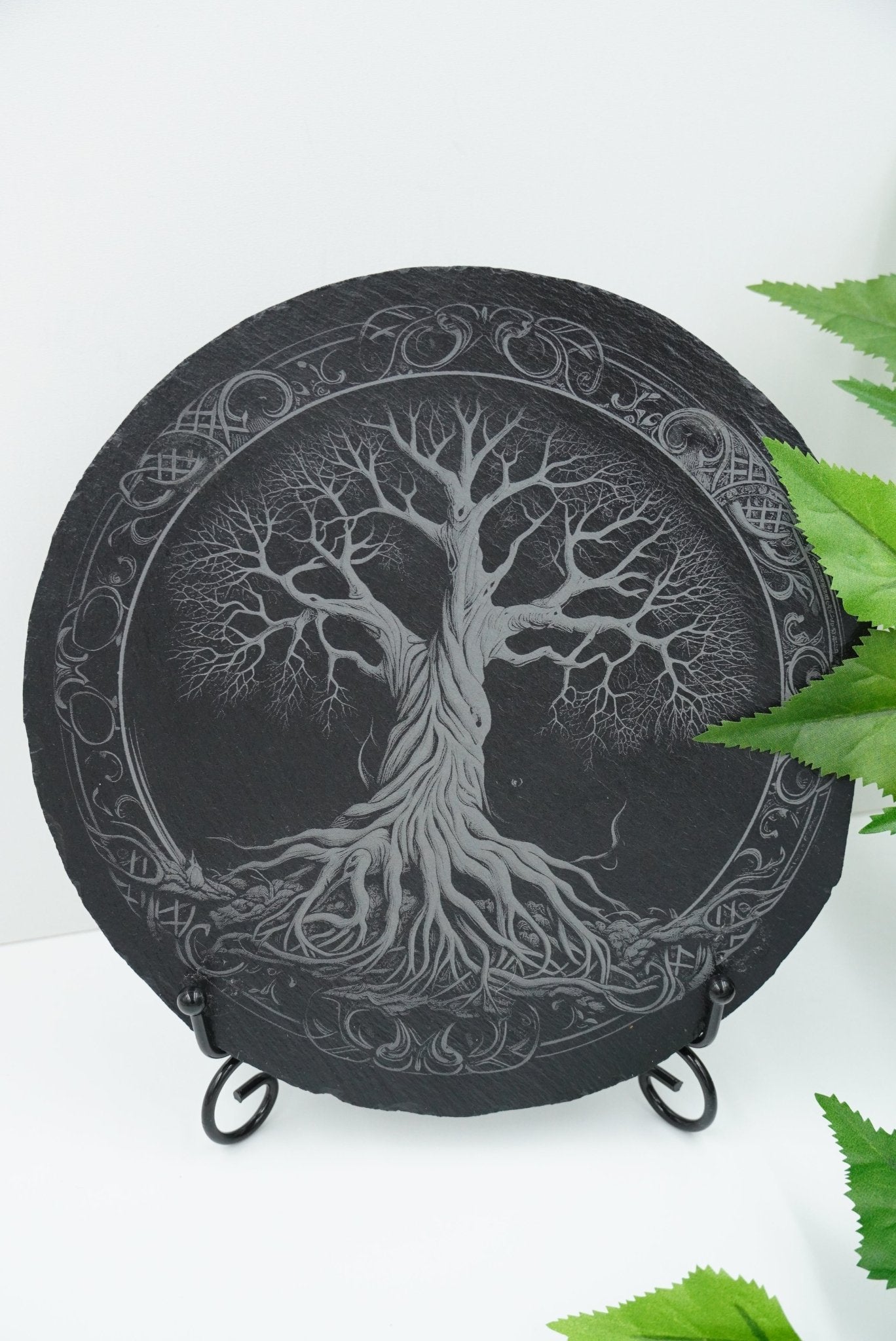 Yggdrasil Untersetzer aus Schiefer mit Ornamenten, Lasergravur, handgefertigt in Niederbayern