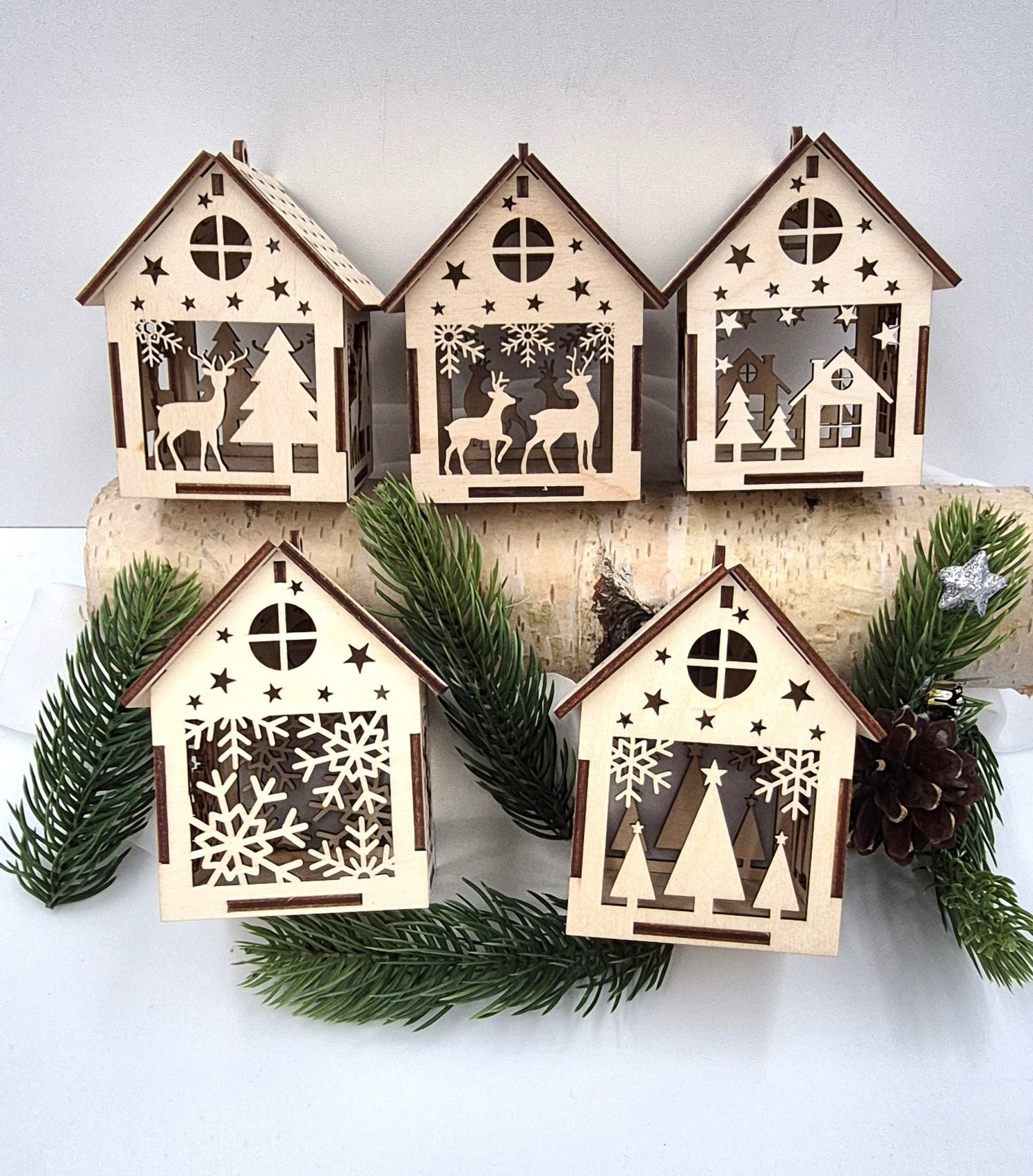 Holz-Weihnachtshaus mit Lasergravur, handgefertigt in Niederbayern, verschiedene Designs