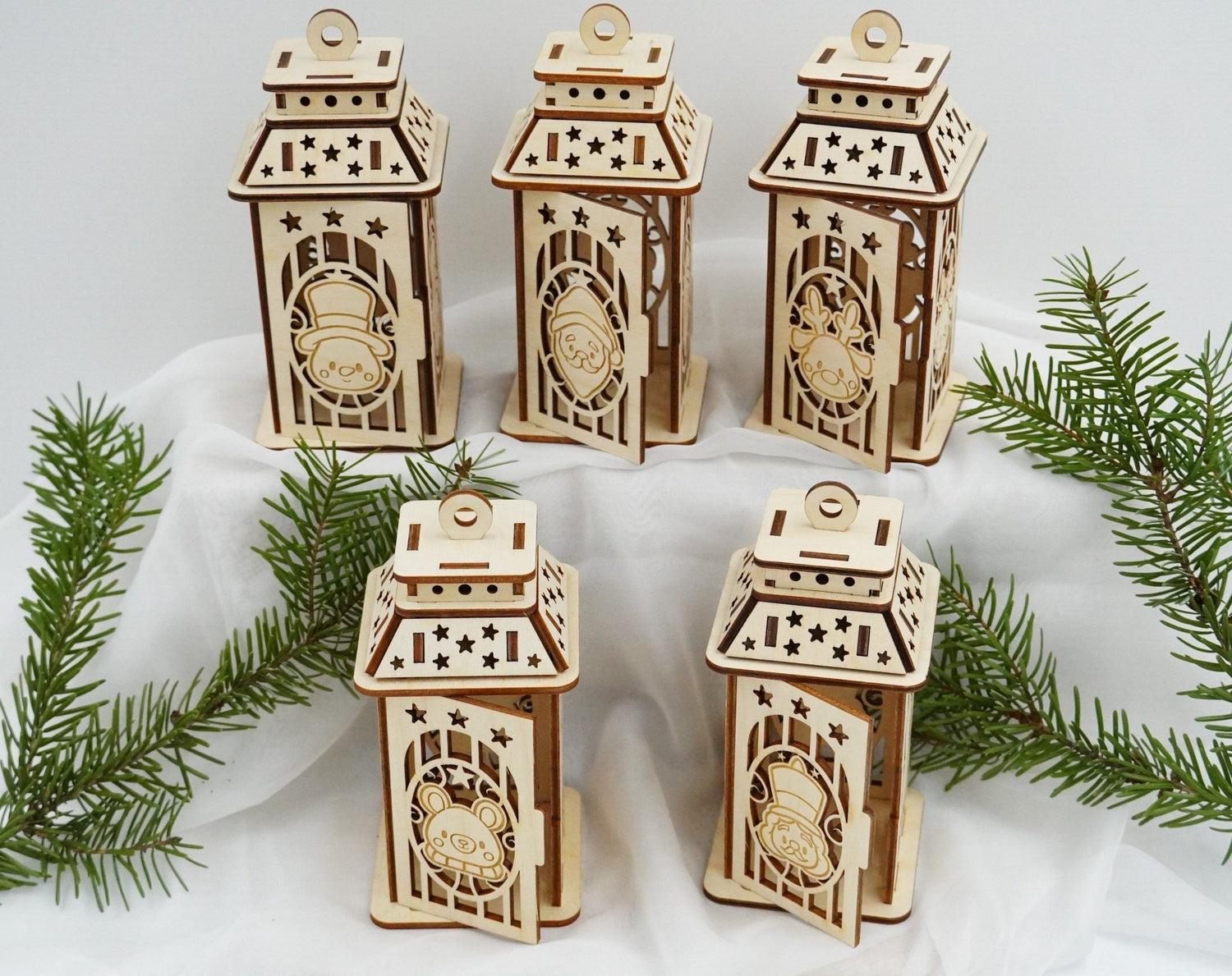 Weihnachtslaterne aus Holz mit Lasergravur, gefertigt in Niederbayern in fünf Designs