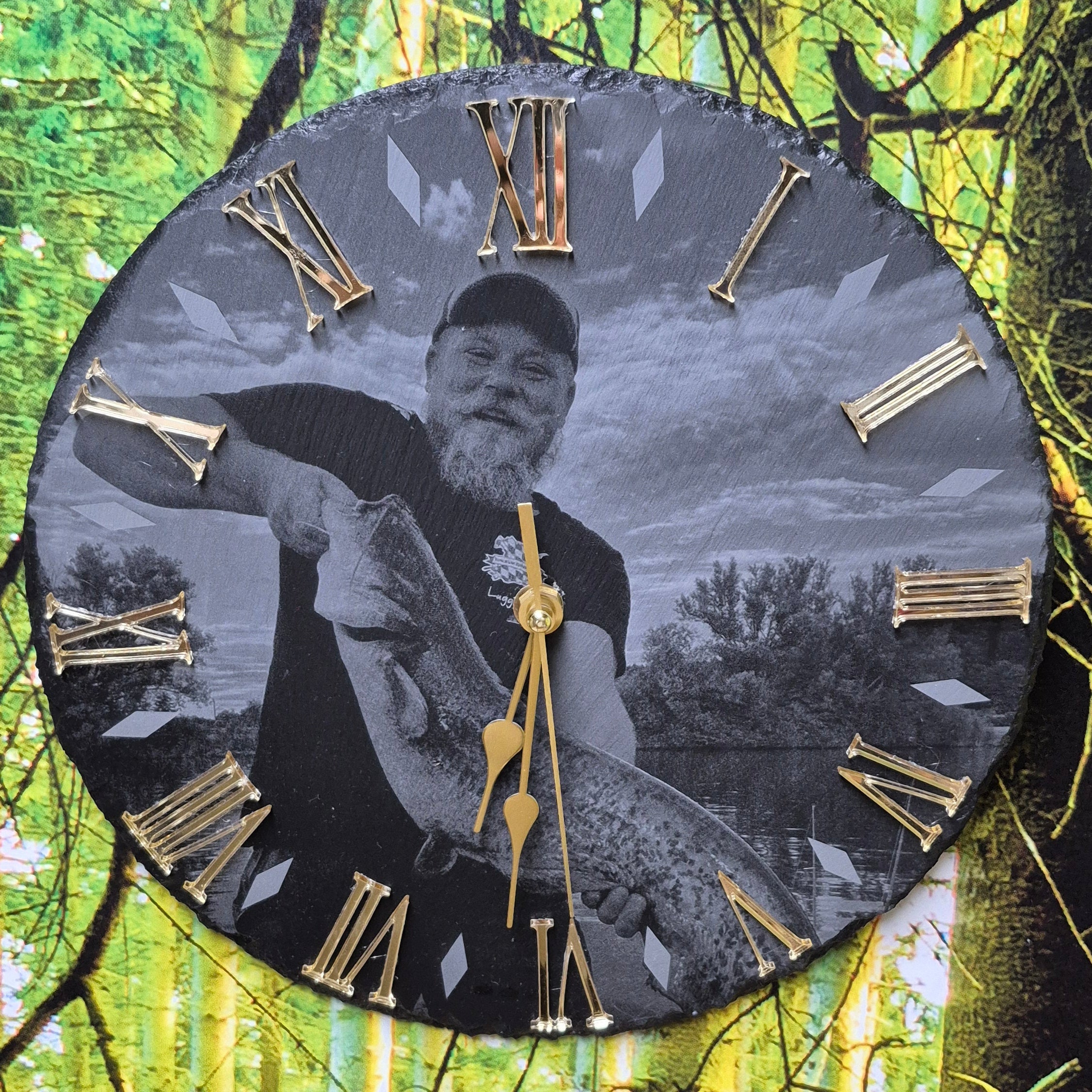 personalisierte Uhr aus Schiefer mit Fotogravur
