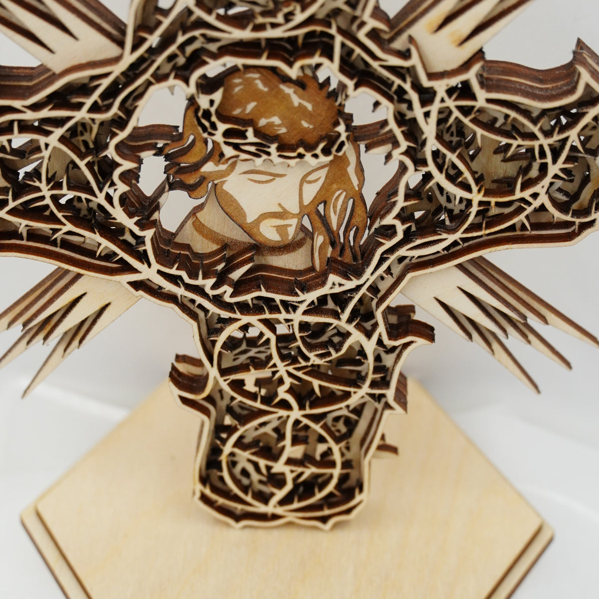 Kreuz Jesus mit Dornenoptik, mehrschichtig 3D Effekt - personalisierbar