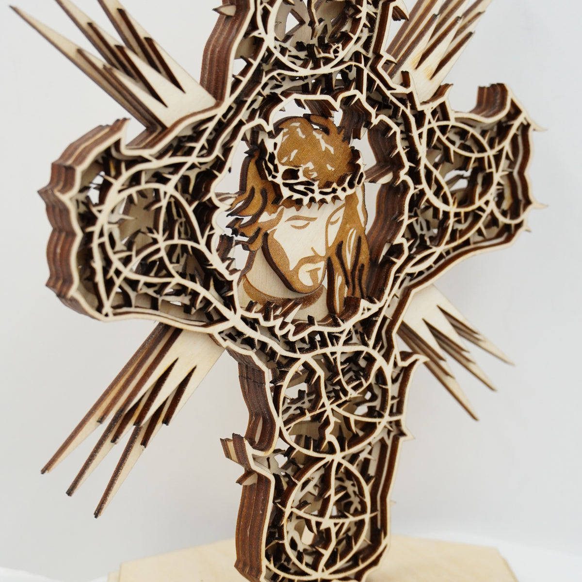 Kreuz Jesus mit Dornenoptik, mehrschichtig 3D Effekt - personalisierbar