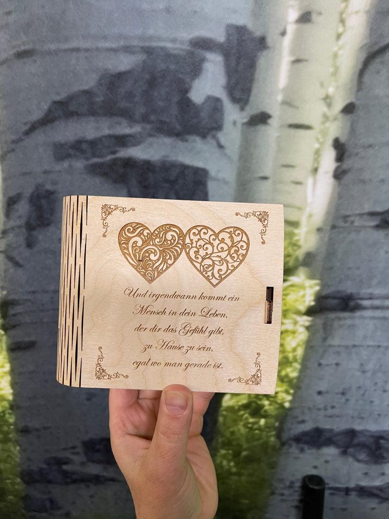 personalisierbare Geschenkbox mit Verschluss aus Holz für Hochzeit