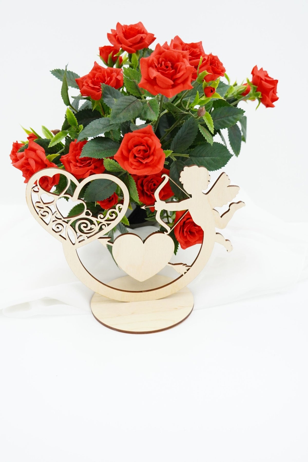 Personalisierbarer Hochzeit-Aufsteller aus Sperrholz mit Halbbogen, Herzen und Amor