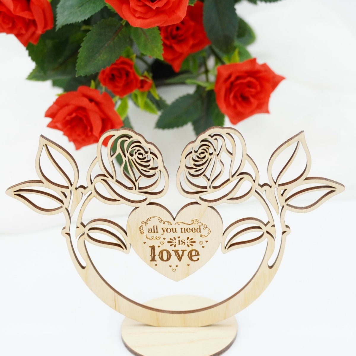 Personalisierbarer Hochzeit-Aufsteller aus Sperrholz mit Herz und Rosenbogen