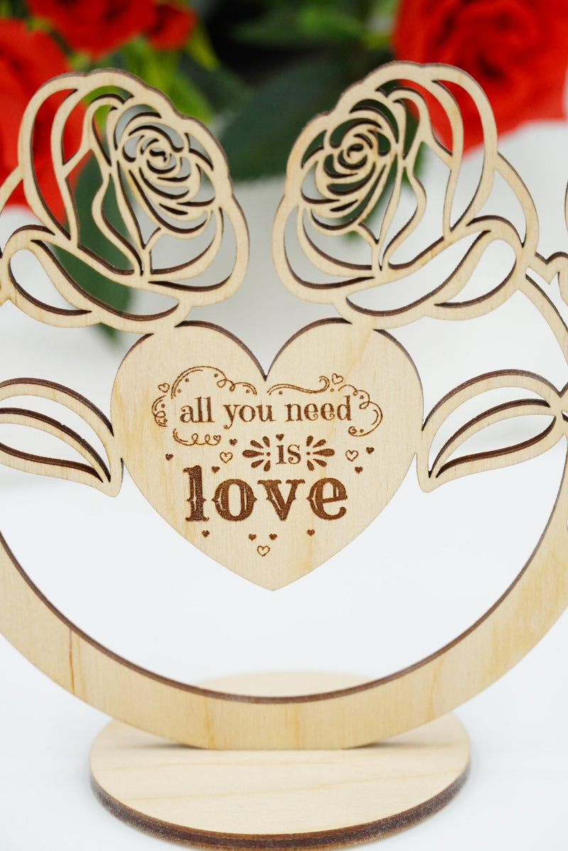 Personalisierbarer Hochzeit-Aufsteller aus Sperrholz mit Herz und Rosenbogen