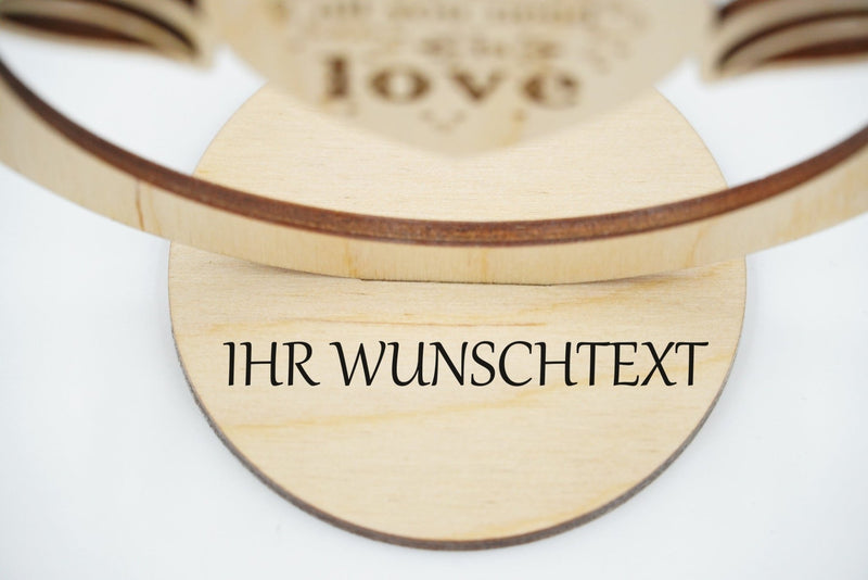Personalisierbarer Hochzeit-Aufsteller aus Sperrholz mit Herz und Rosenbogen