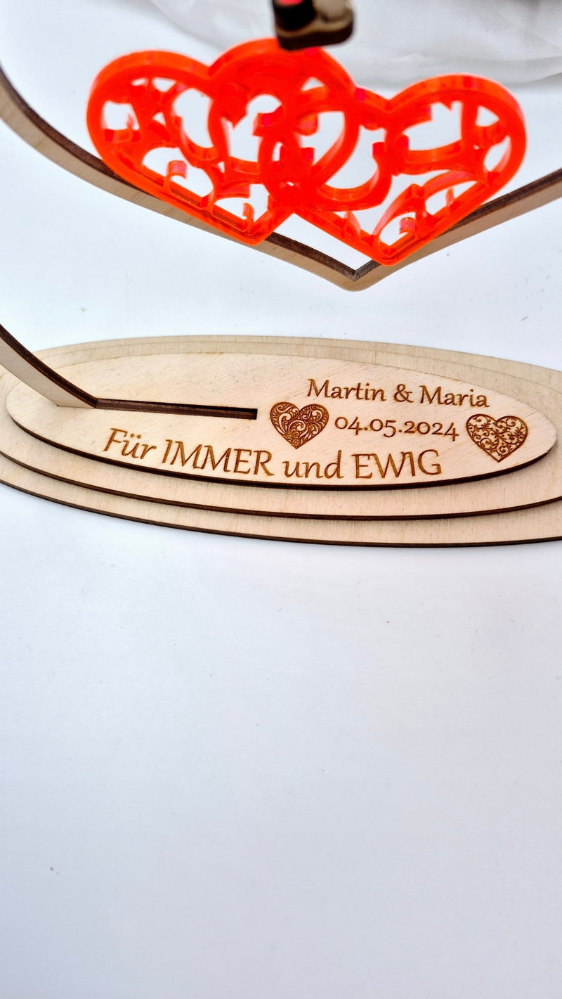 Personalisierbarer Hochzeits-Aufsteller aus Holz mit Herz und Gravur