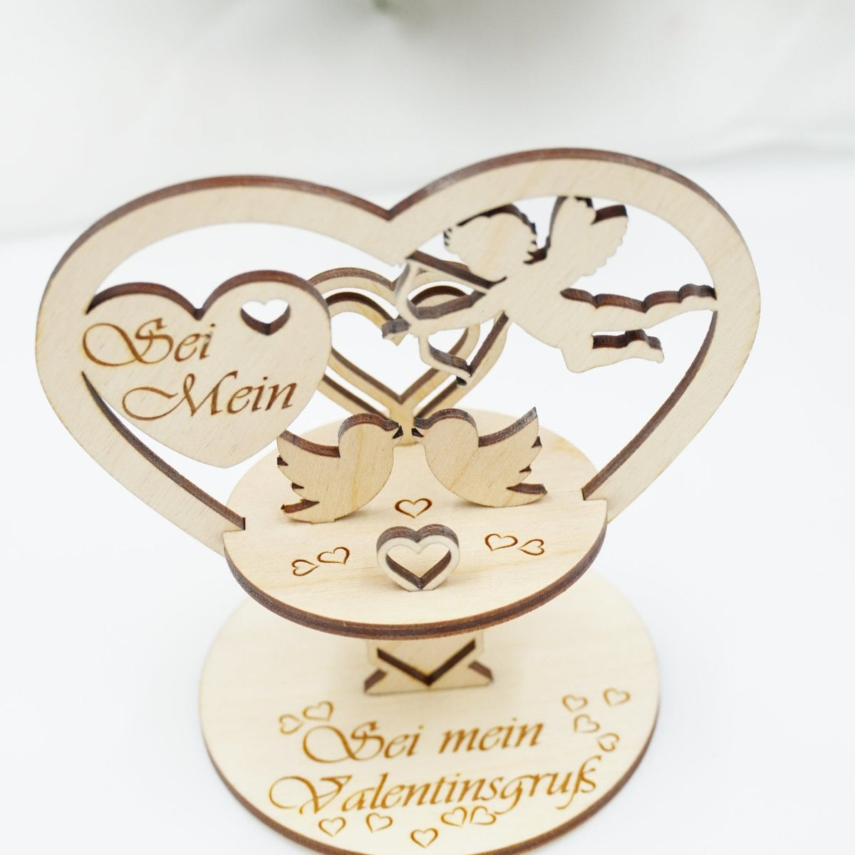 Personalisierbarer Hochzeit-Aufsteller in Herzform mit kleinem Herz und Amor aus Holz