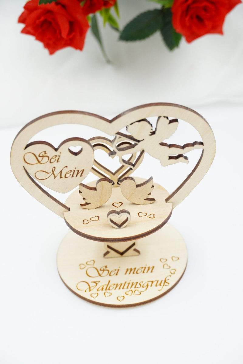 Personalisierbarer Hochzeit-Aufsteller in Herzform mit kleinem Herz und Amor aus Holz
