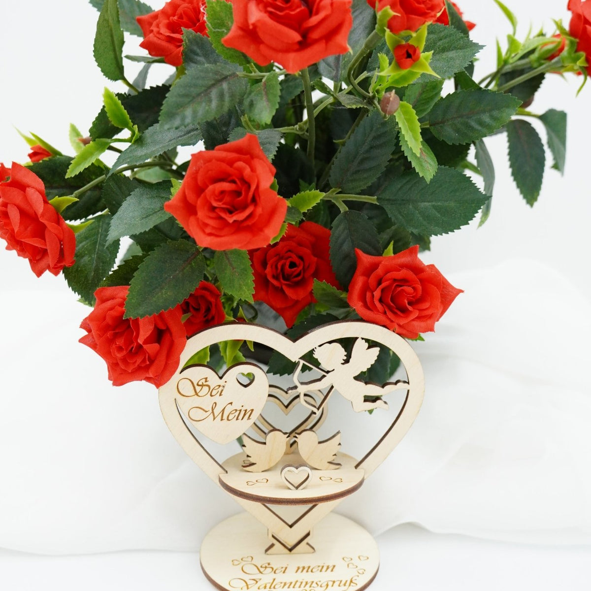 Personalisierbarer Hochzeit-Aufsteller in Herzform mit Amor aus Holz von RJC-Circle in Hausen, Niederbayern
