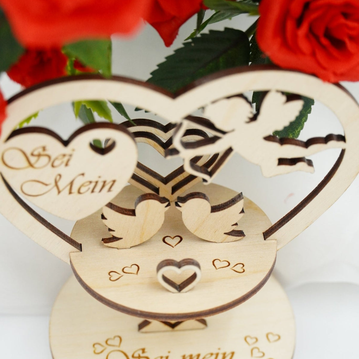 Personalisierbarer Hochzeit-Aufsteller in Herzform mit kleinem Herz und Amor aus Holz