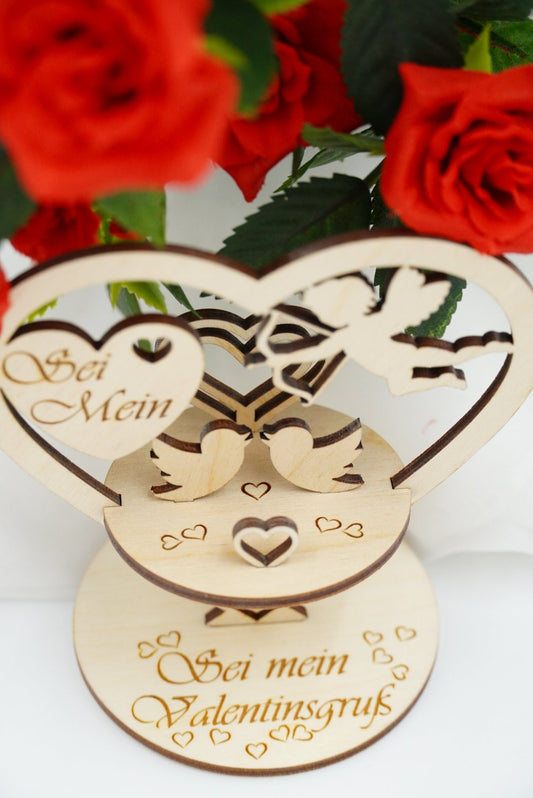 Personalisierbarer Hochzeit-Aufsteller in Herzform mit kleinem Herz und Amor aus Holz