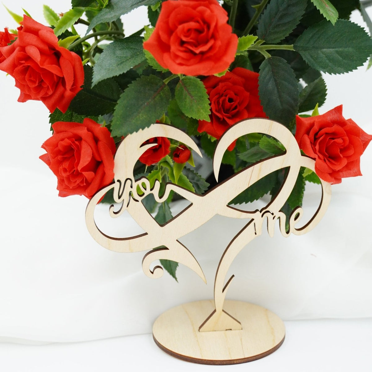 Personalisierbarer Hochzeit-Aufsteller aus Holz mit Unendlichkeitszeichen, Herz und Gravur