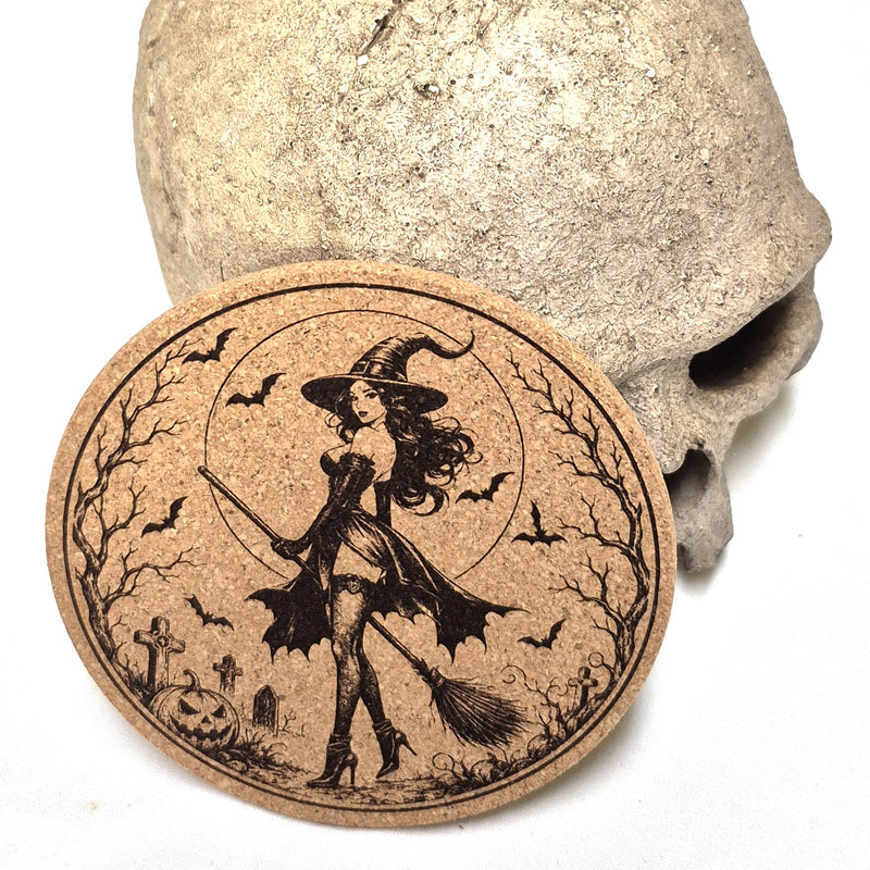 Nahaufnahme der Lasergravur auf der leichten und elastischen Korkplatte