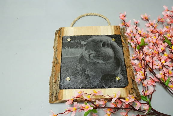 Personalisierte Fotogravur auf Schiefer mit Eichenholzschwarte und senkrechter Rinde, hochformatiges Wandbild von RJC-Circle aus Niederbayern 20x20