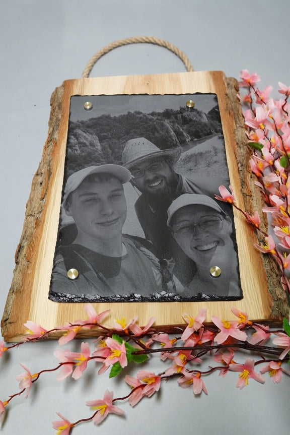 Personalisierte Fotogravur auf Schiefer mit Eichenholzschwarte und senkrechter Rinde, hochformatiges Wandbild von RJC-Circle aus Niederbayern 20x30