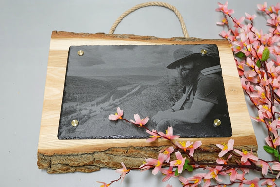 Personalisierte Fotogravur auf Schiefer mit Eichenholzschwarte und waagerechter Rinde, Wandbild mit eigenem Foto von RJC-Circle aus Niederbayern Schiefer 30x20 cm