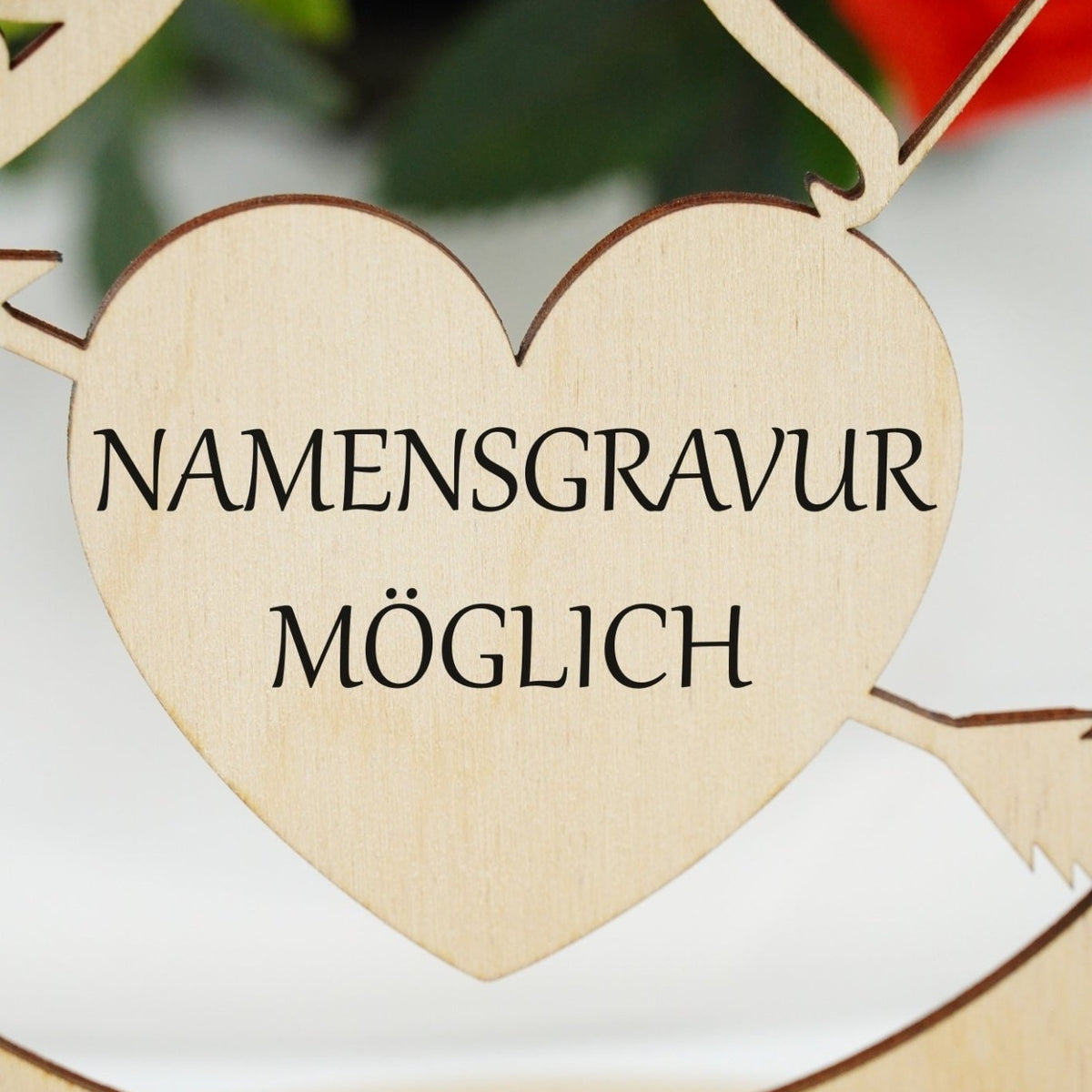 Nahaufnahme der personalisierten Gravur auf dem Holzaufsteller