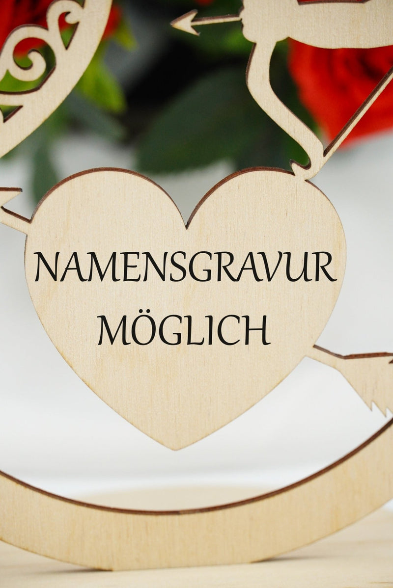 Nahaufnahme der personalisierten Gravur auf dem Holzaufsteller