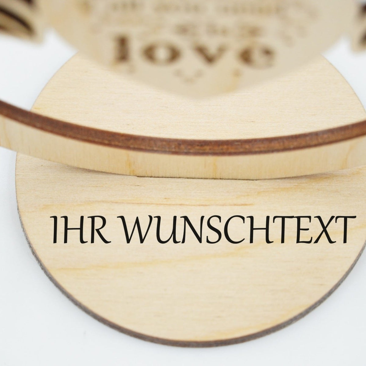 Nahaufnahme der personalisierten Gravur auf dem Holz-Standfuß des Aufstellers