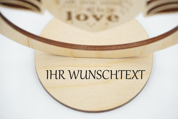Nahaufnahme der personalisierten Gravur auf dem Holz-Standfuß des Aufstellers