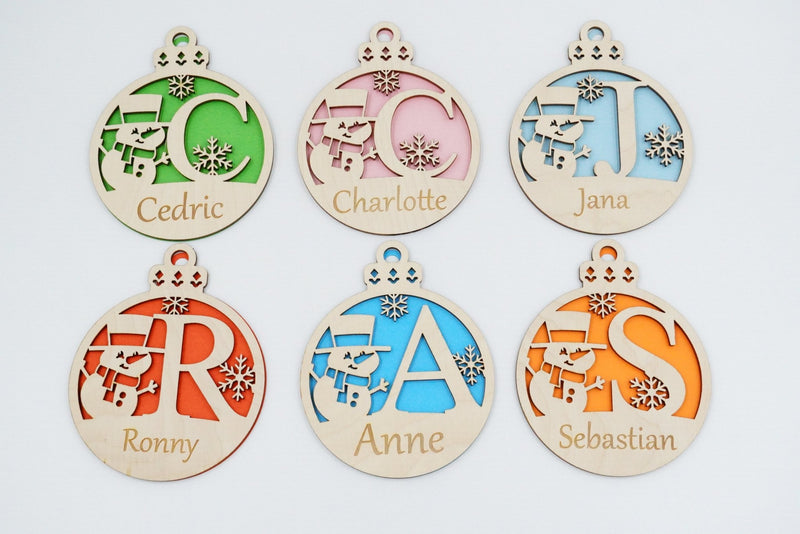Personalisierter Weihnachtsanhänger Schneemann aus Holz mit Buchstabe A bis Z und Gravur, gefertigt in Niederbayern