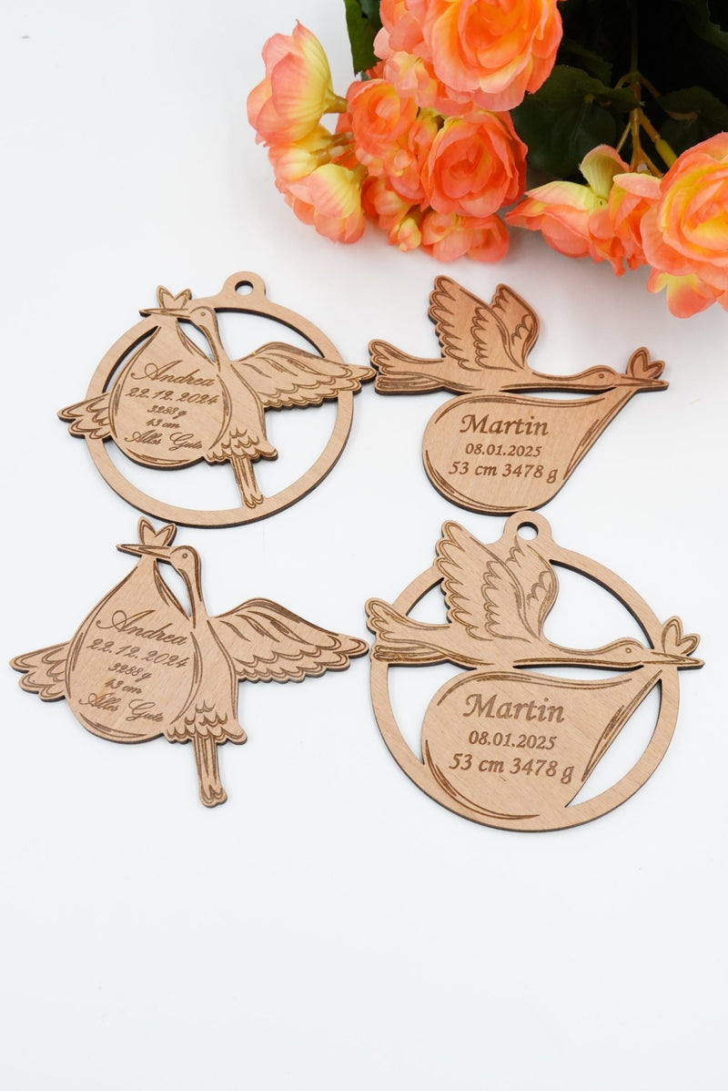 Geburtsanhänger Storch aus Buchenholz mit Lasergravur, personalisierbar, handgefertigt in Niederbayern