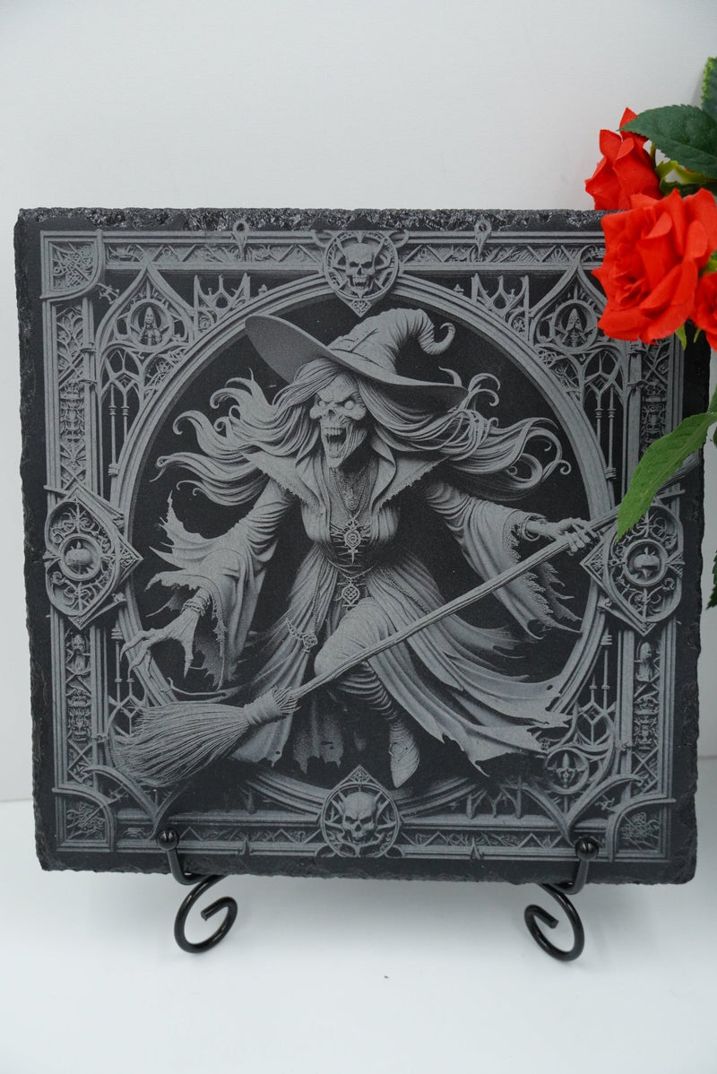 Hexe Schieferplatte personalisierbar mit Lasergravur, handgefertigt in Niederbayern, nachhaltige Deko- und Geschenkidee Made in Germany