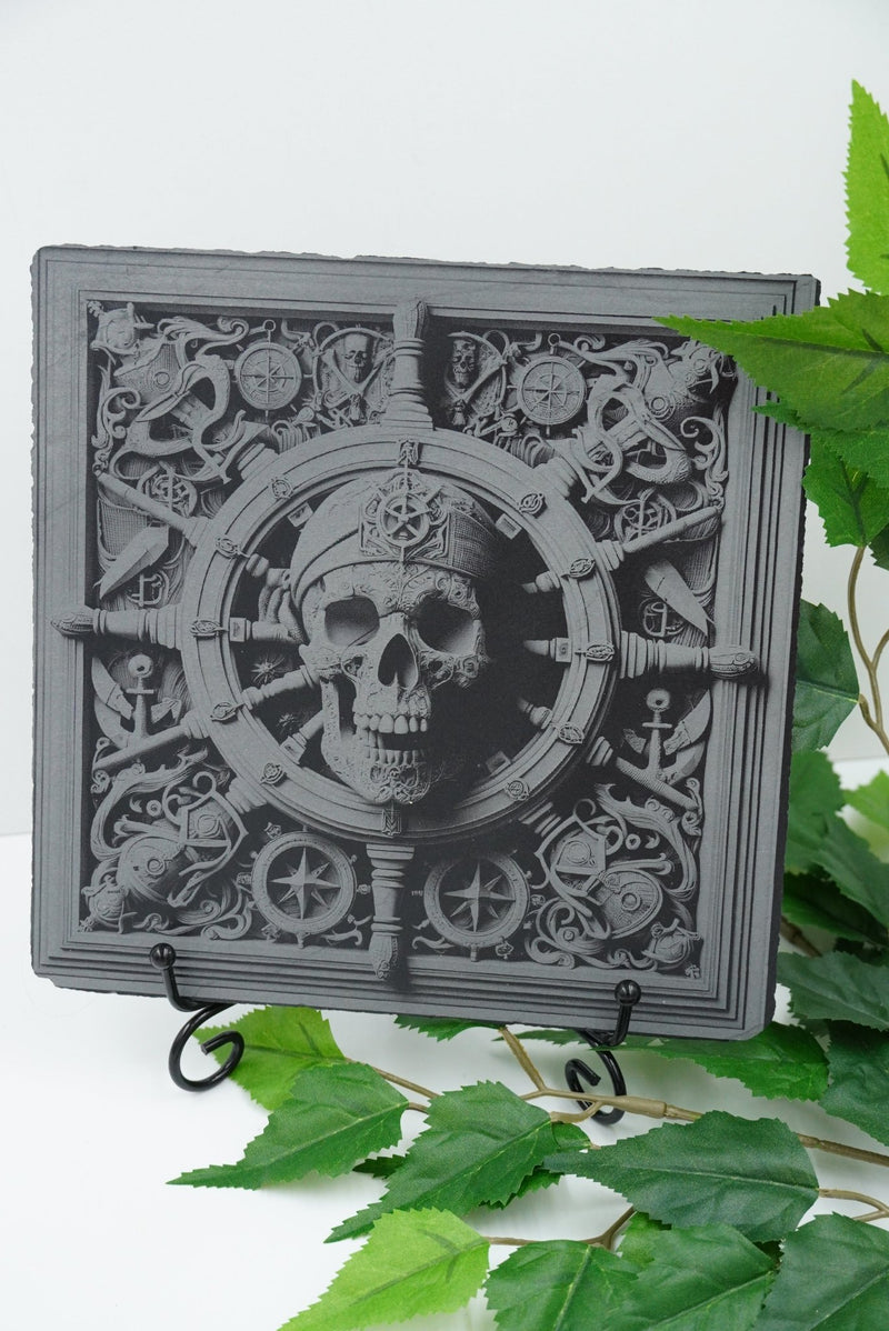 Schieferplatte mit Piratenschädel-Lasergravur, personalisierbare Halloween-Dekoration, handgefertigt in Niederbayern, Made in Germany