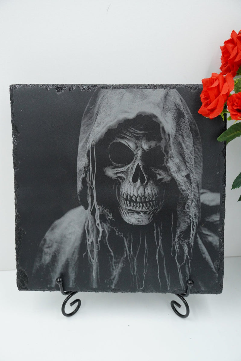 Skull Death Schiefer-Untersetzer personalisierbar mit Lasergravur, handgefertigt in Niederbayern, nachhaltige Deko- und Geschenkidee Made in Germany