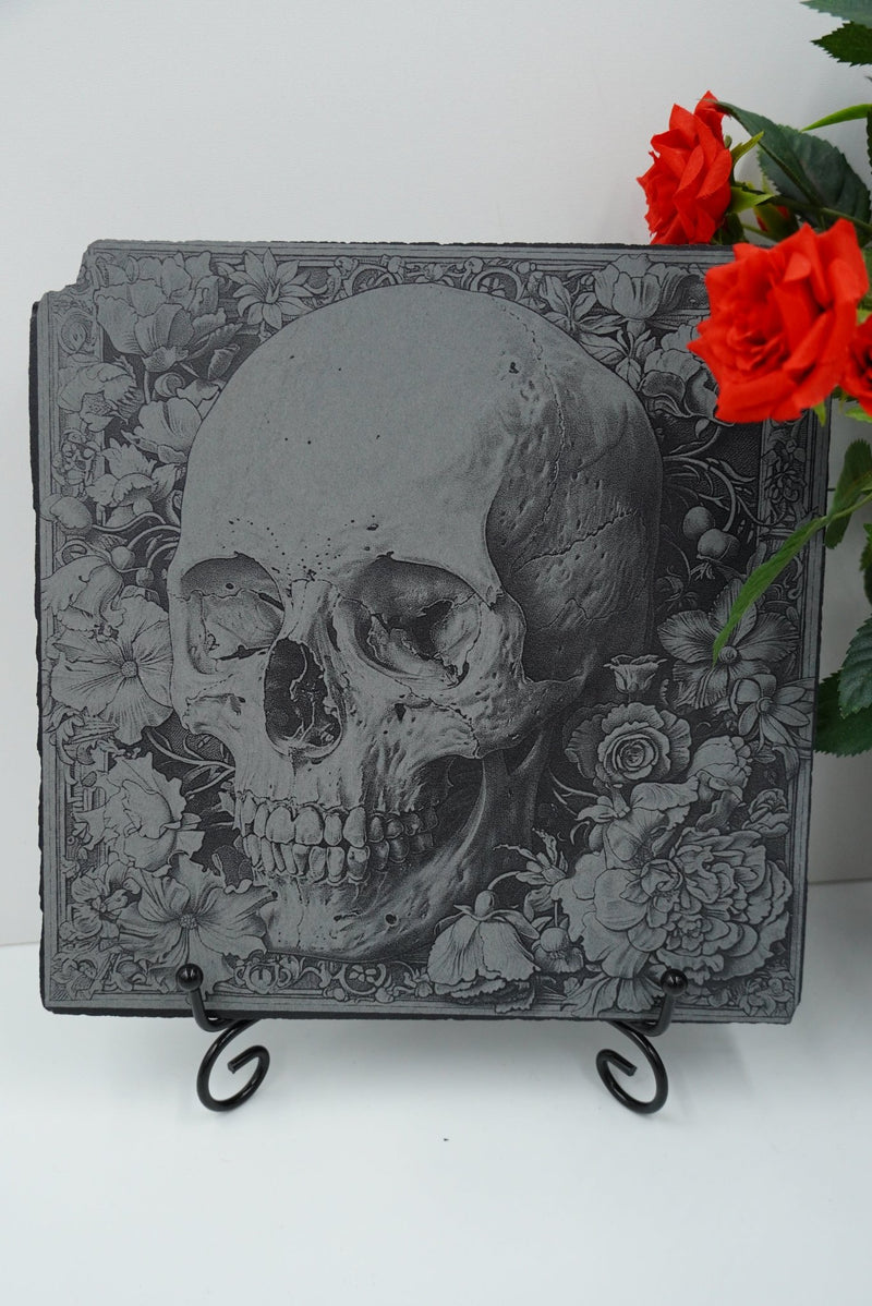 Halloween Skull Schieferplatte mit Blumenornament, personalisierbar, Lasergravur, gefertigt in Niederbayern, dekorative Geschenkidee Made in Germany