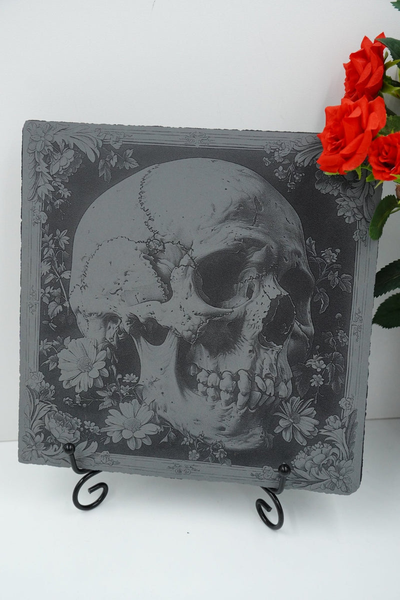 Halloween Skull Schieferplatte mit Blumenornament, personalisierbar, Lasergravur, gefertigt in Niederbayern, dekorative Geschenkidee Made in Germany