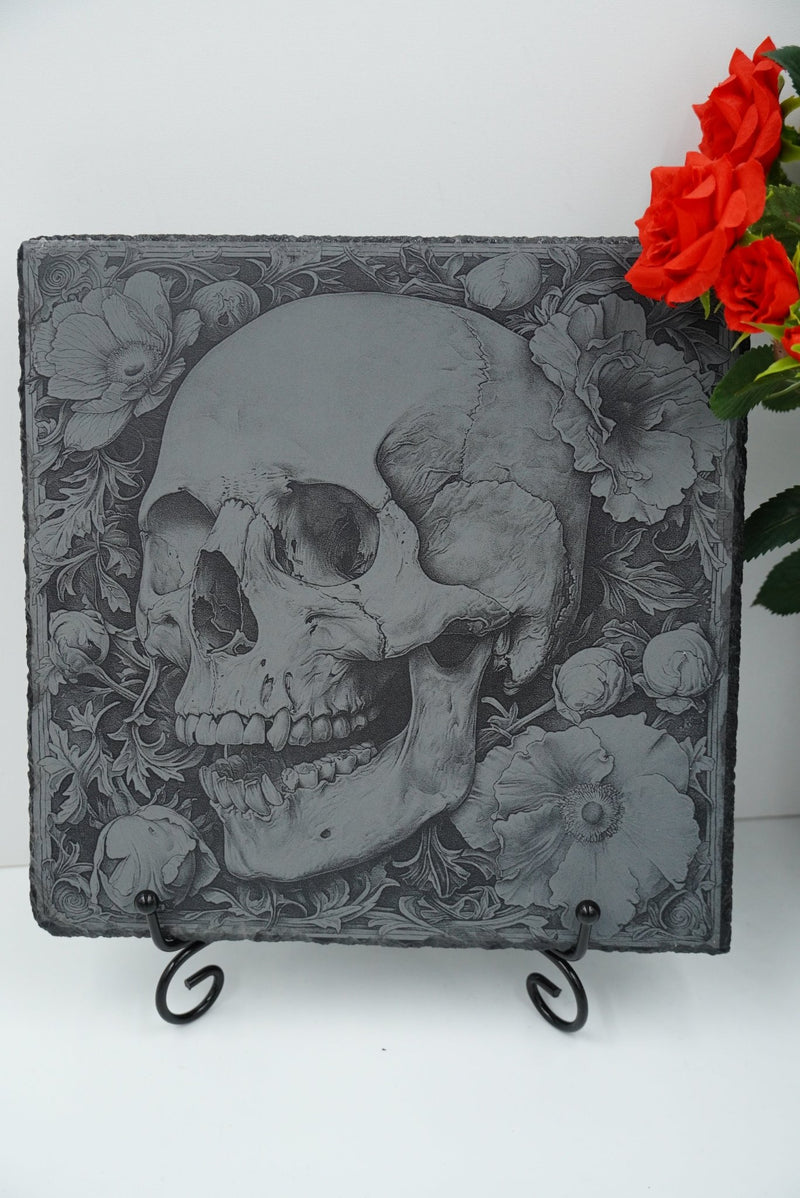 Halloween Skull Schieferplatte mit Blumenornament, personalisierbar, Lasergravur, gefertigt in Niederbayern, dekorative Geschenkidee Made in Germany