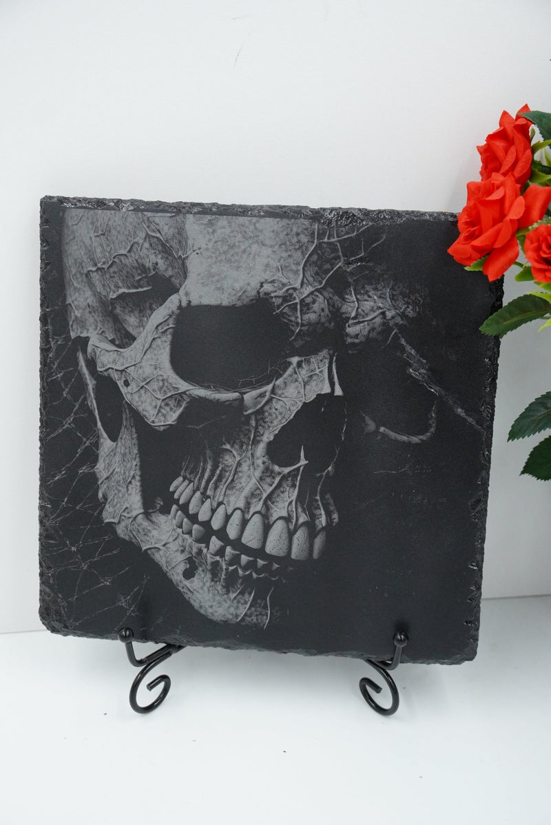 Skull Schieferplatte mit Lasergravur, personalisierbar, handgefertigt in Niederbayern, nachhaltige Deko und Geschenkidee Made in Germany