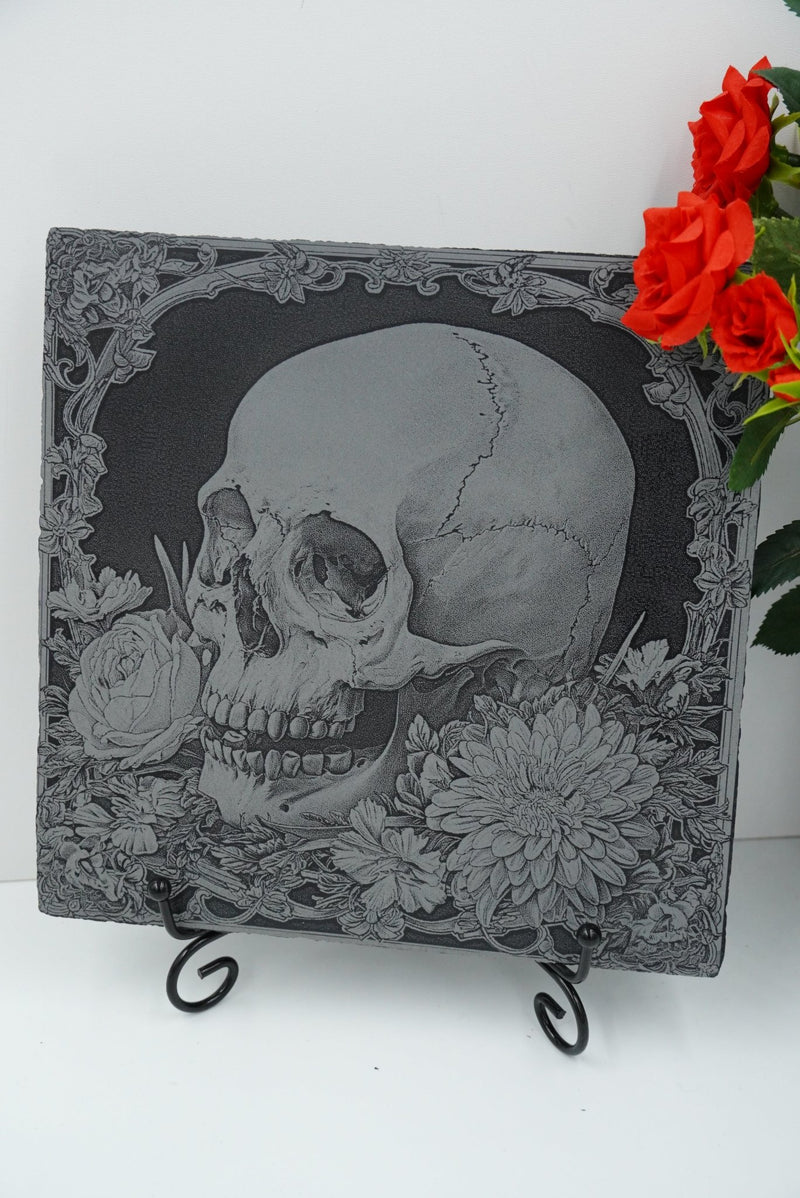 Skull Rose & Aster Schieferplatte mit Lasergravur – personalisierte Deko, gefertigt in Niederbayern, nachhaltiges Geschenk Made in Germany