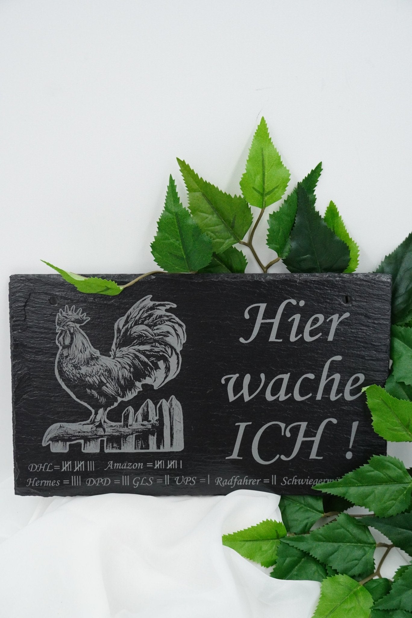 „Hier wache ich“ Schieferschild mit Gravur – Haustier Türschild für Humormenschen - RJC - Circle